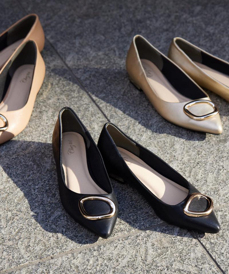 ゴールドバックルフラットパンプス