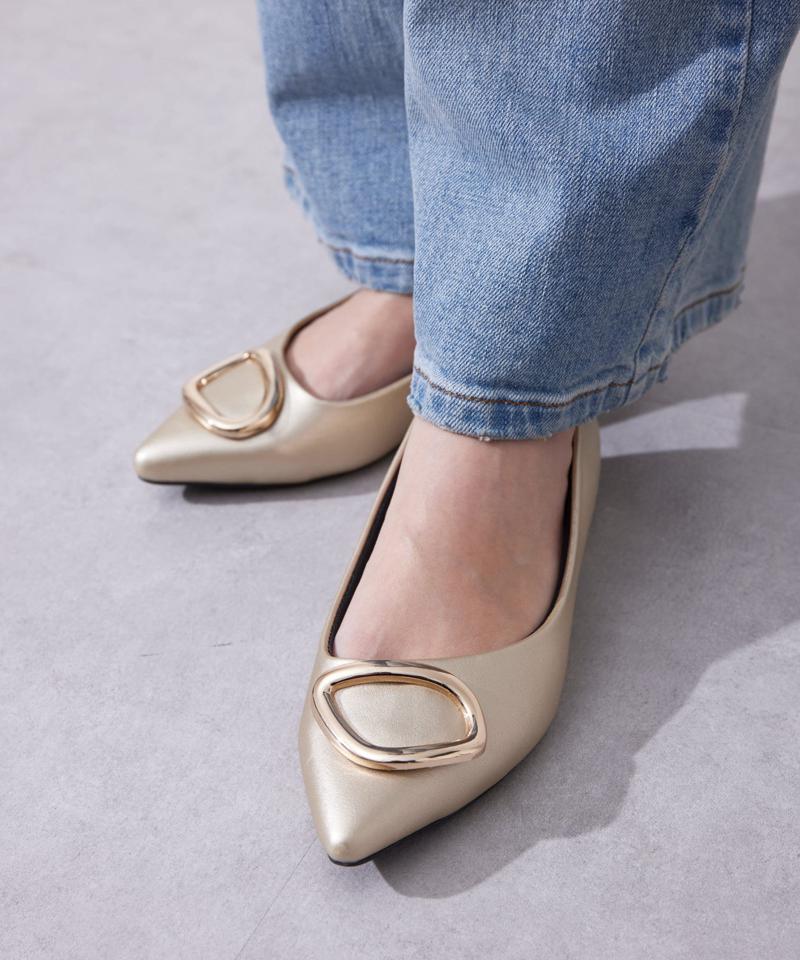 ゴールドバックルフラットパンプス