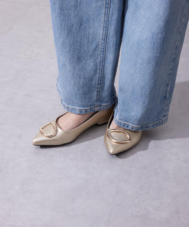 ゴールドバックルフラットパンプス