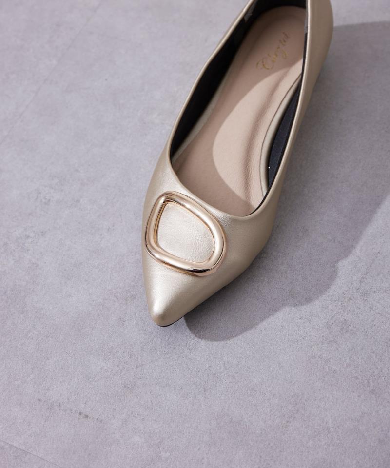 ゴールドバックルフラットパンプス