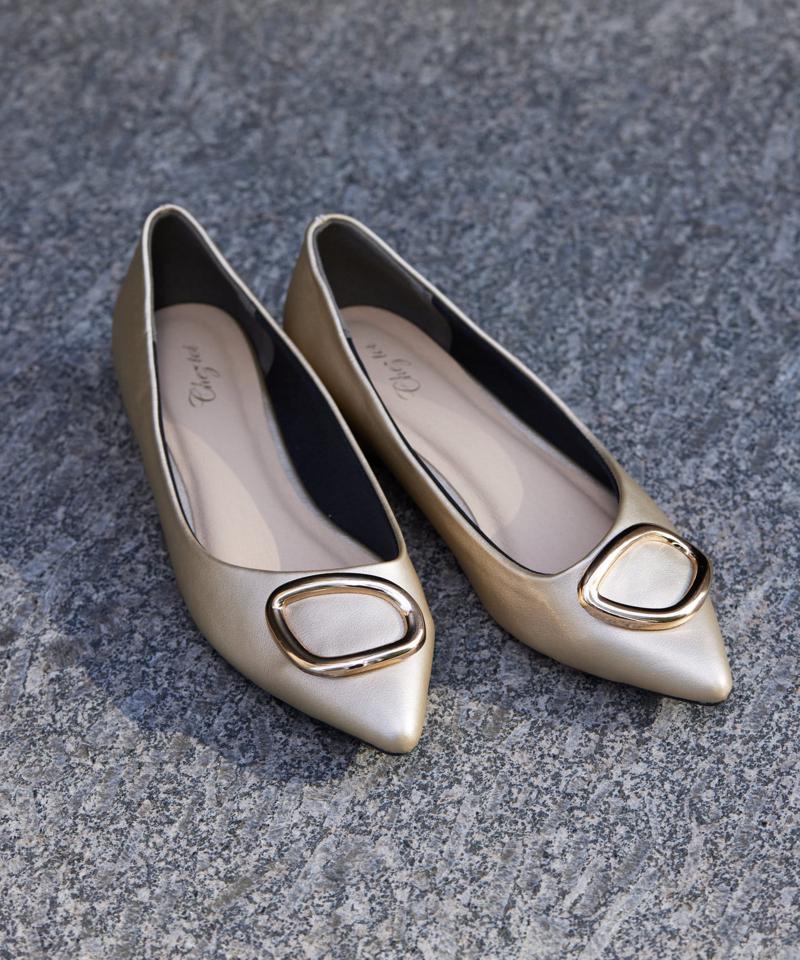 ゴールドバックルフラットパンプス