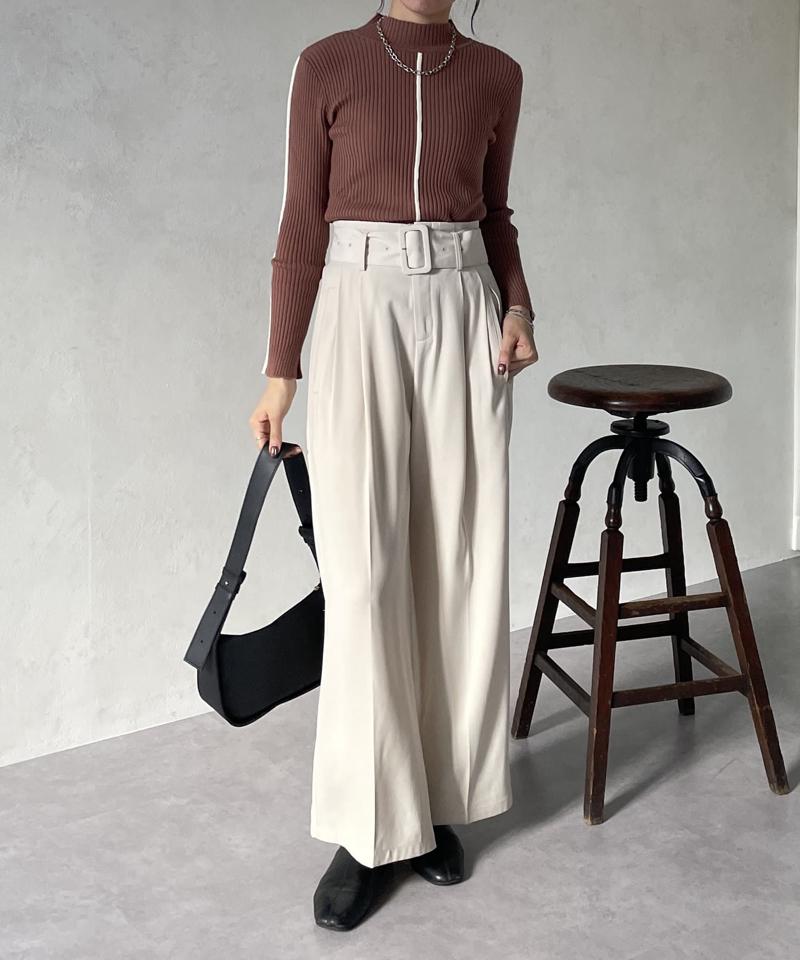 配色パイピングハイネックリブニット