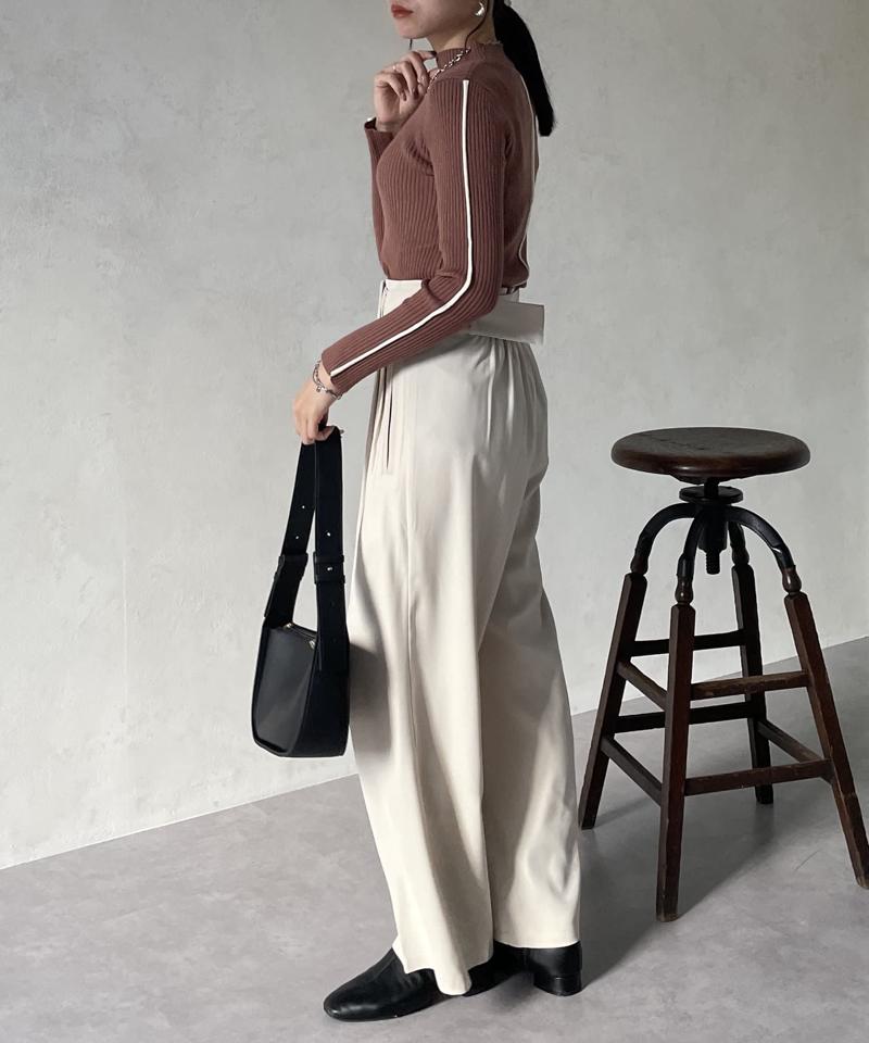 配色パイピングハイネックリブニット