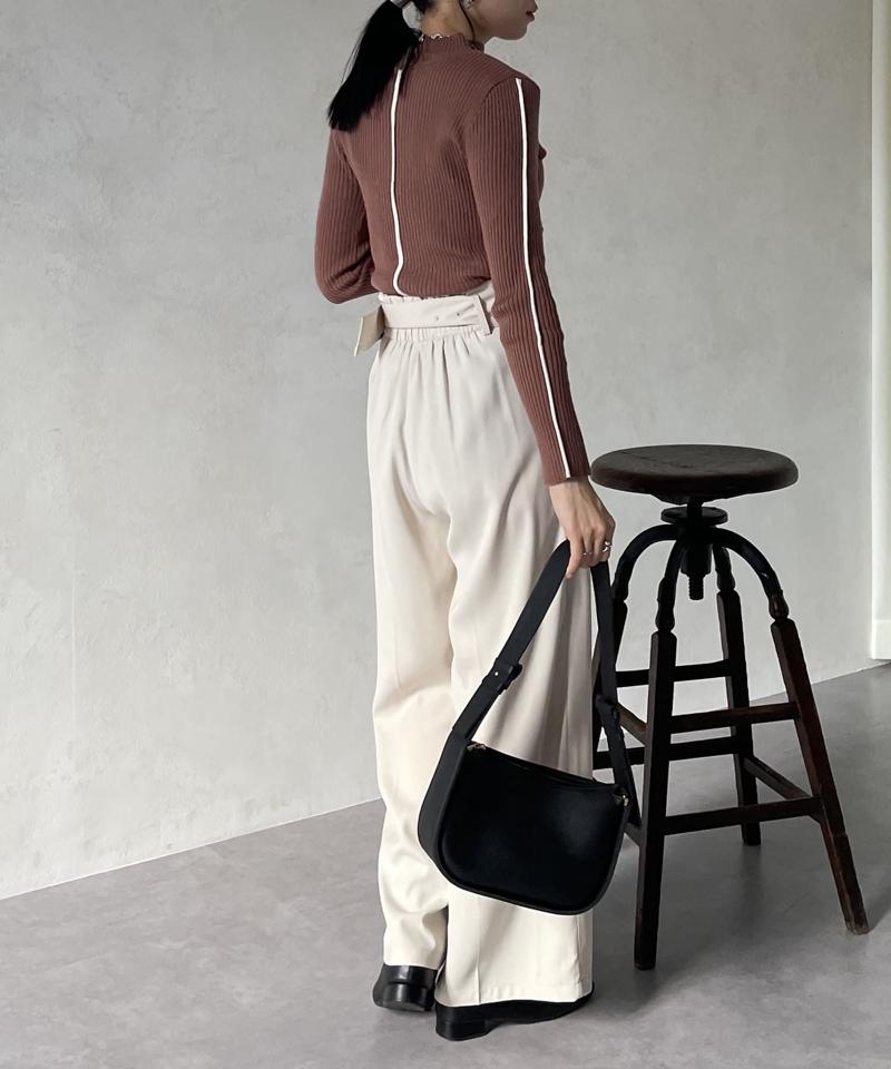 配色パイピングハイネックリブニット