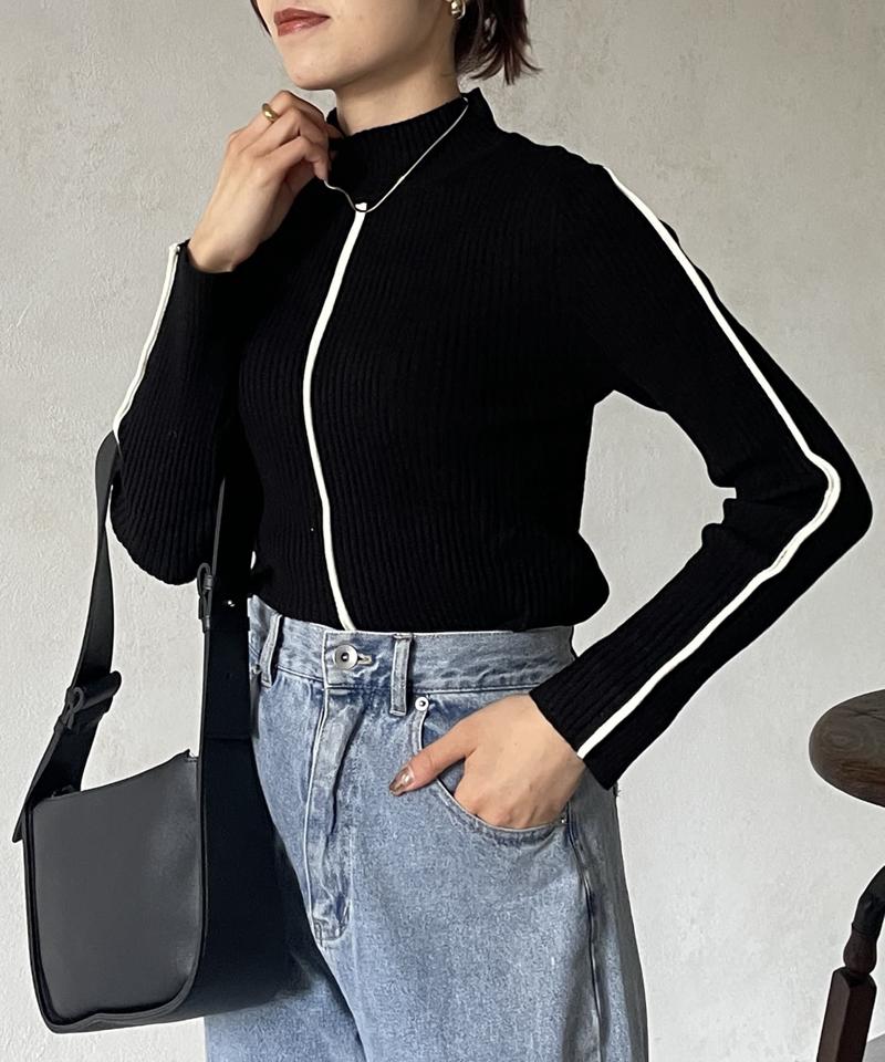 配色パイピングハイネックリブニット