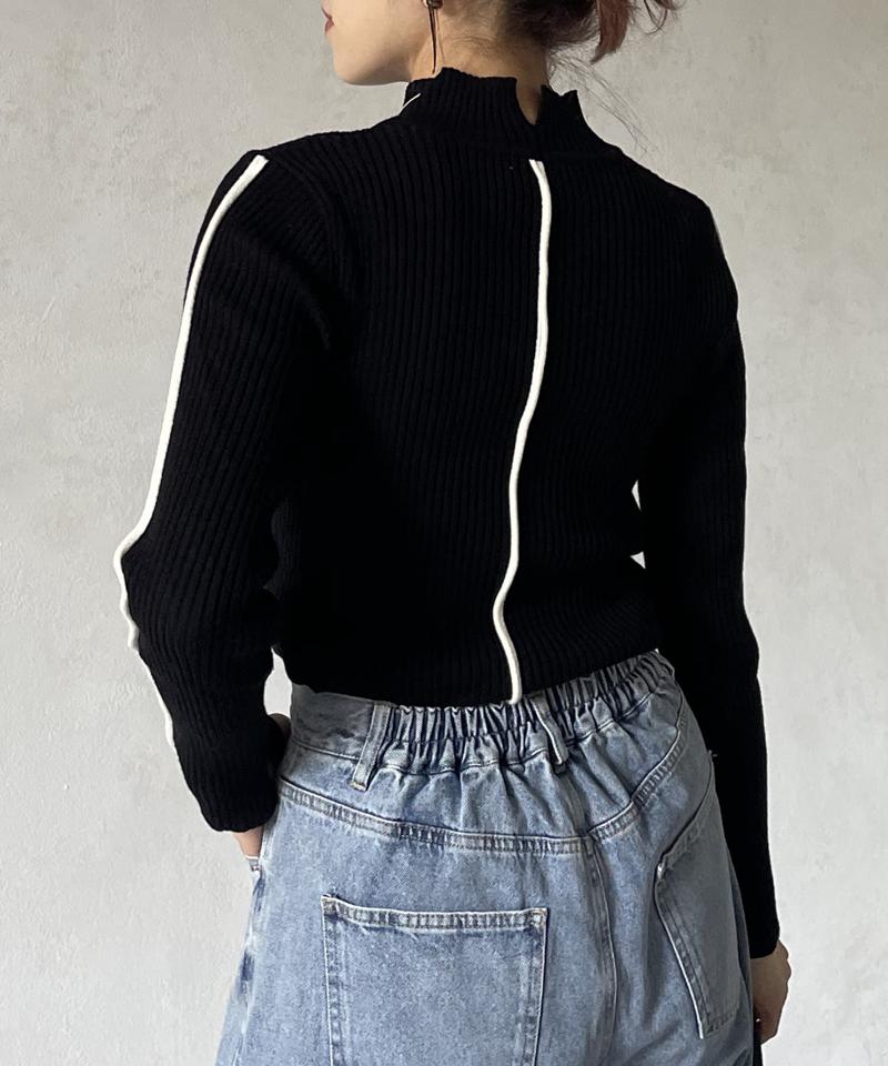 配色パイピングハイネックリブニット