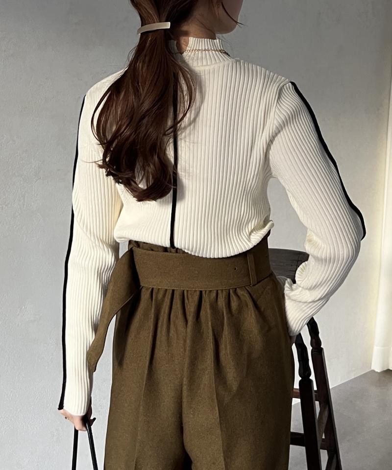 配色パイピングハイネックリブニット