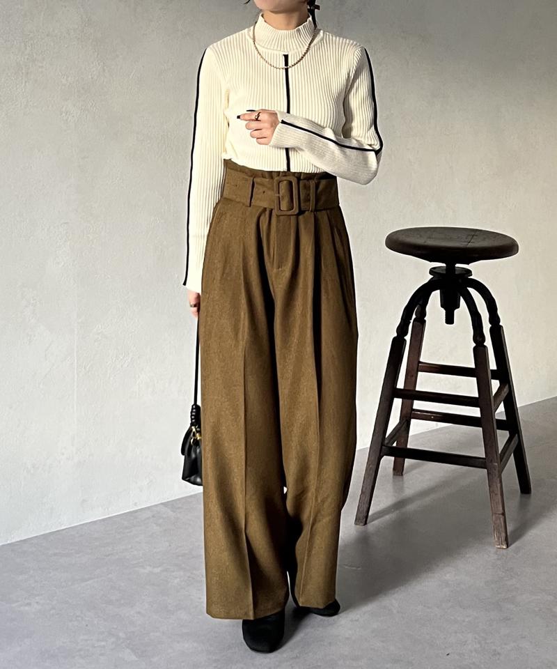 配色パイピングハイネックリブニット