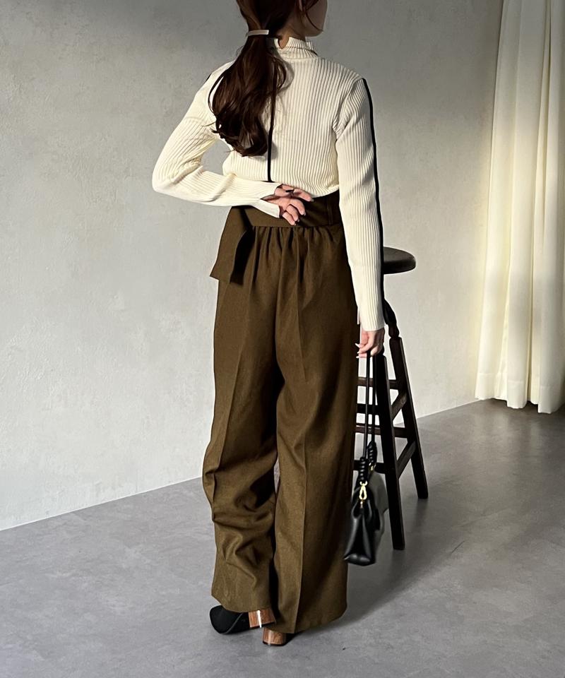 配色パイピングハイネックリブニット