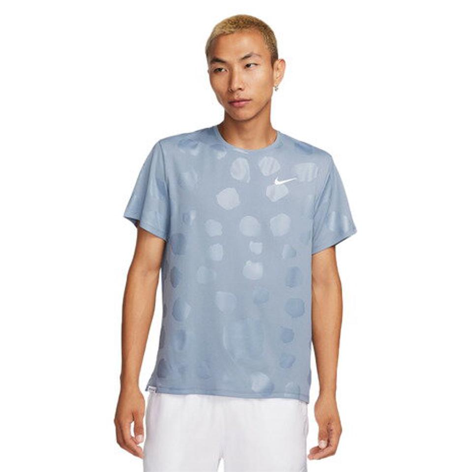 【15%OFFクーポン対象！1/18まで】ナイキ（NIKE）（メンズ）ドライフィット UV マイラー スタジオ72 プリント 半袖Tシャツ ランニングトップ FN3064-493