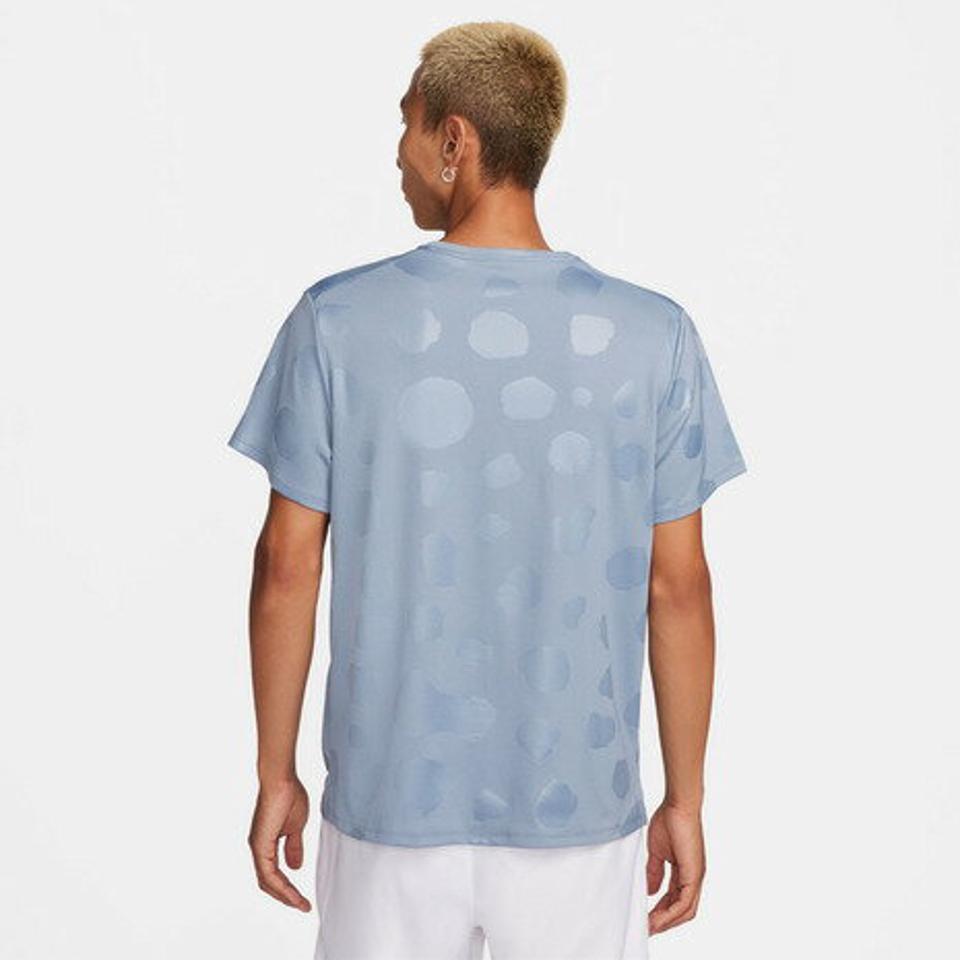 【15%OFFクーポン対象！1/18まで】ナイキ（NIKE）（メンズ）ドライフィット UV マイラー スタジオ72 プリント 半袖Tシャツ ランニングトップ FN3064-493