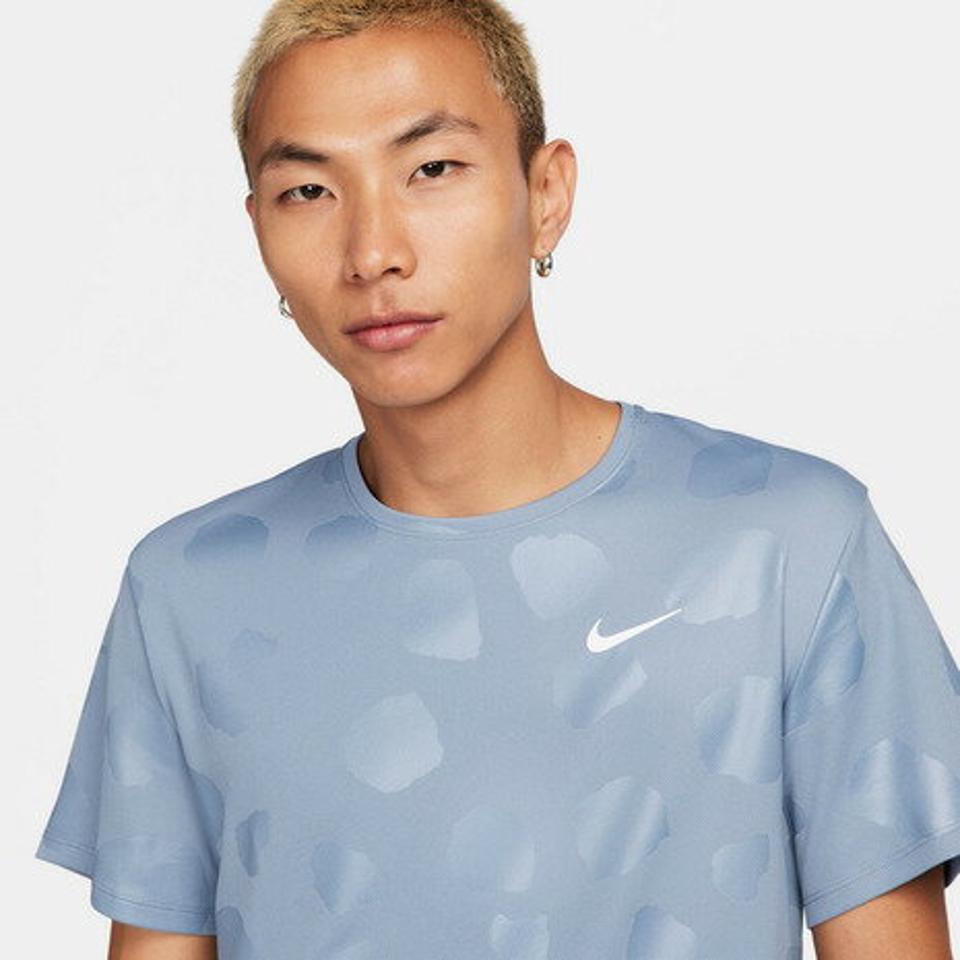 【15%OFFクーポン対象！1/18まで】ナイキ（NIKE）（メンズ）ドライフィット UV マイラー スタジオ72 プリント 半袖Tシャツ ランニングトップ FN3064-493