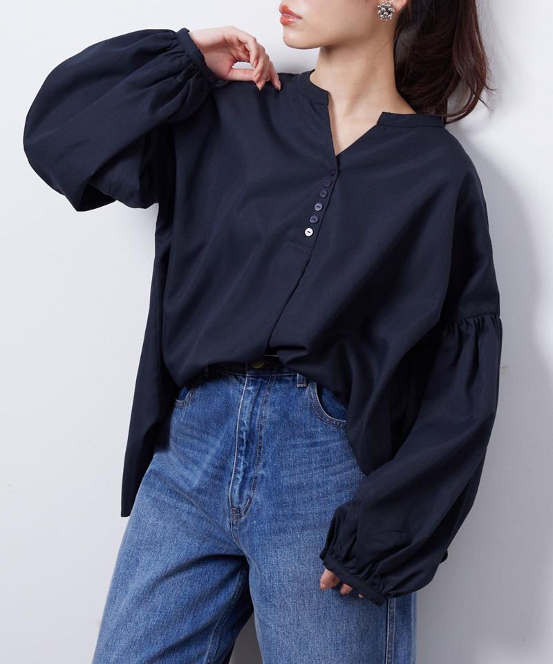 スリットネック袖ボリュームブラウス