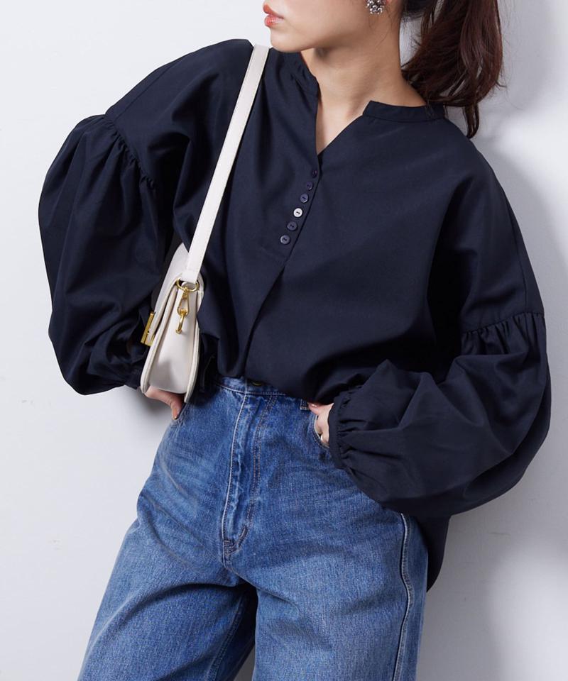 スリットネック袖ボリュームブラウス