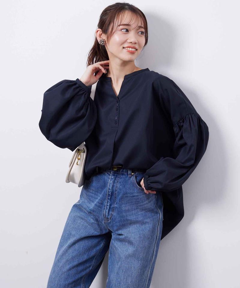 スリットネック袖ボリュームブラウス