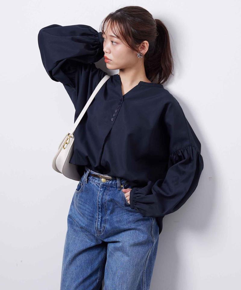 スリットネック袖ボリュームブラウス