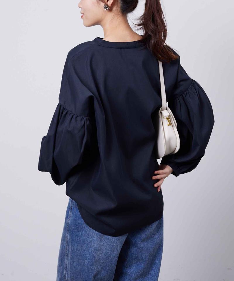 スリットネック袖ボリュームブラウス