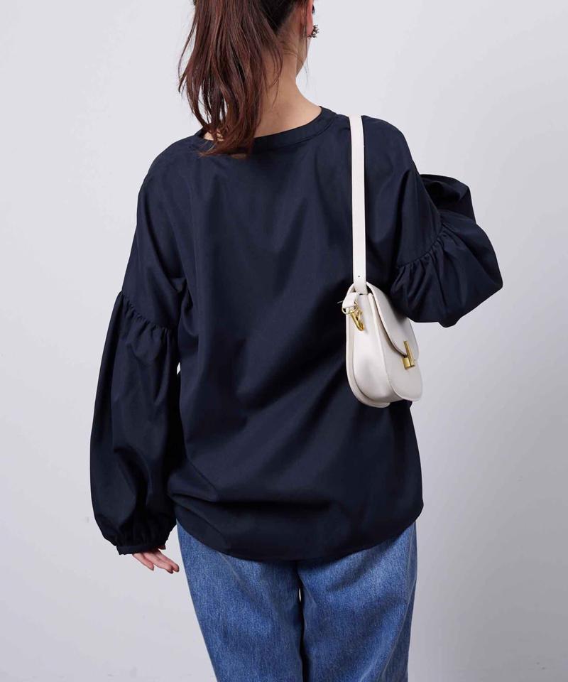 スリットネック袖ボリュームブラウス