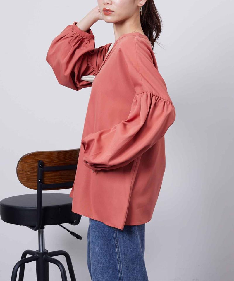 スリットネック袖ボリュームブラウス