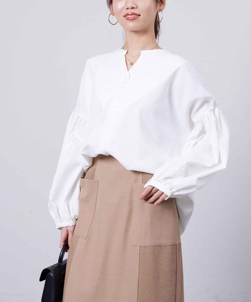 スリットネック袖ボリュームブラウス