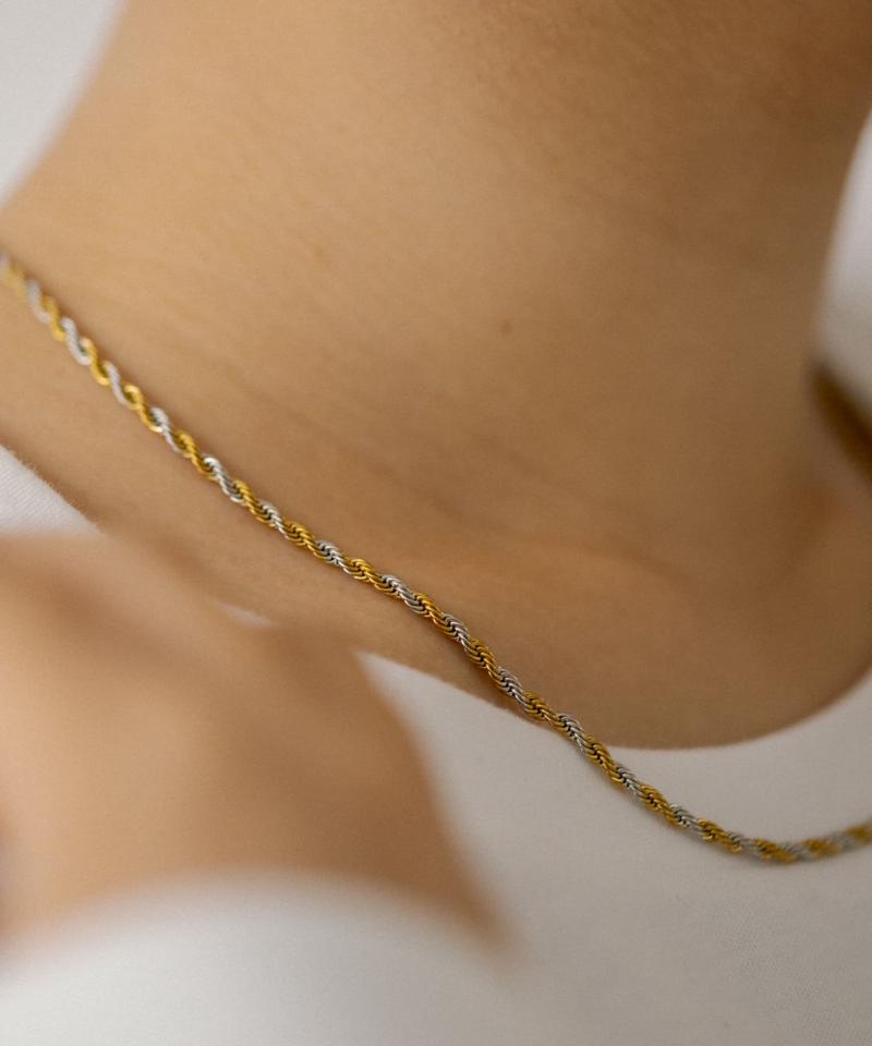 《長さがちょうど良い/金属アレルギー対応/ステンレス》2色/バイカラーツイストネックレス