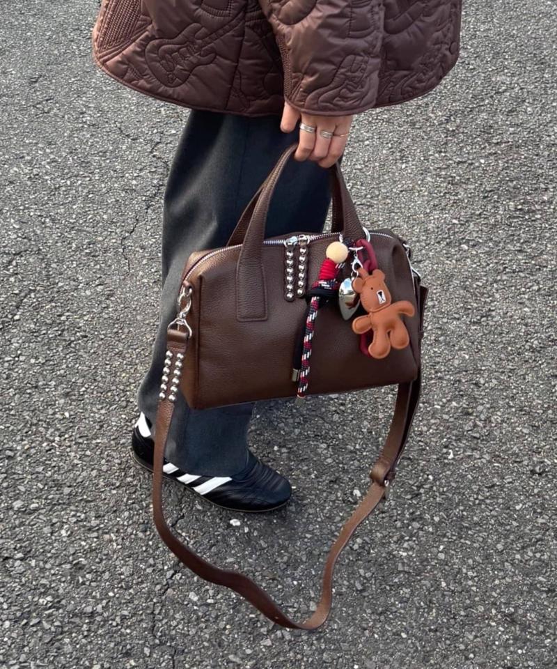 スタッズボストンバッグ《本革/500mlボトル収納OK/ショルダー付き》