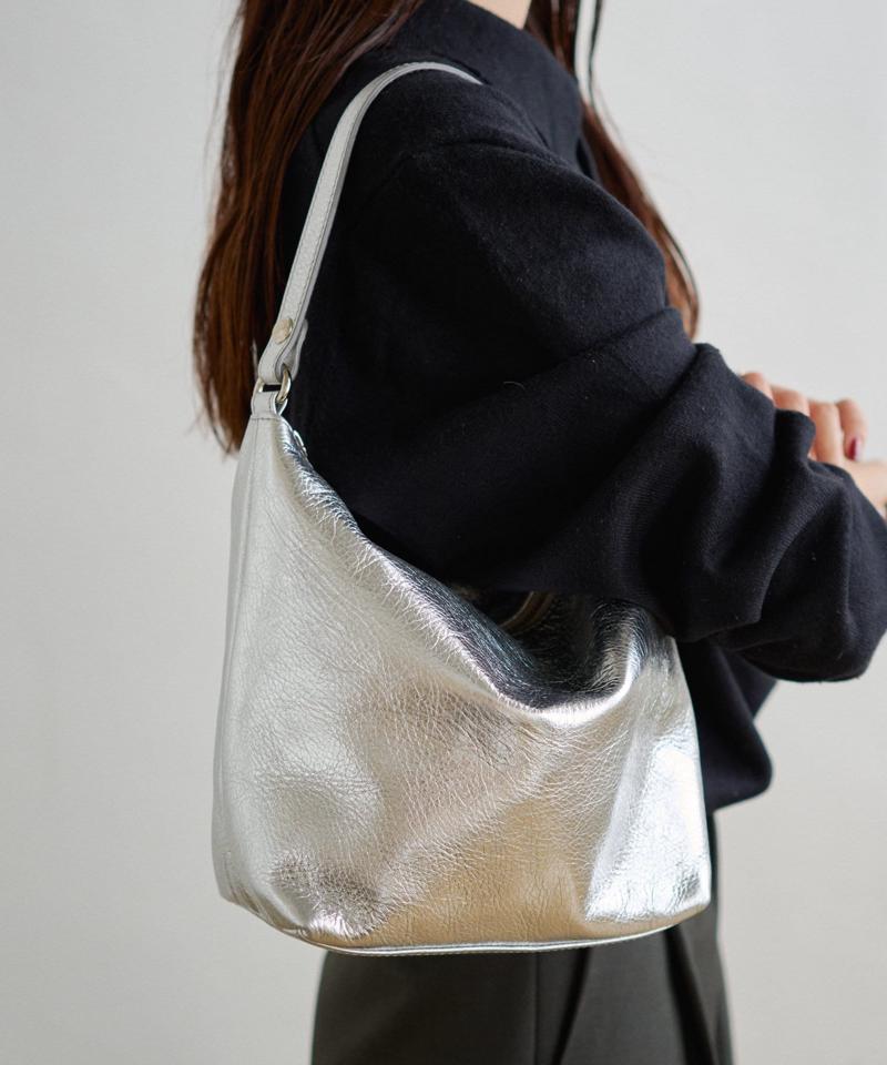 【名品】ソフトレザーシンプルショルダーバッグ［silver］