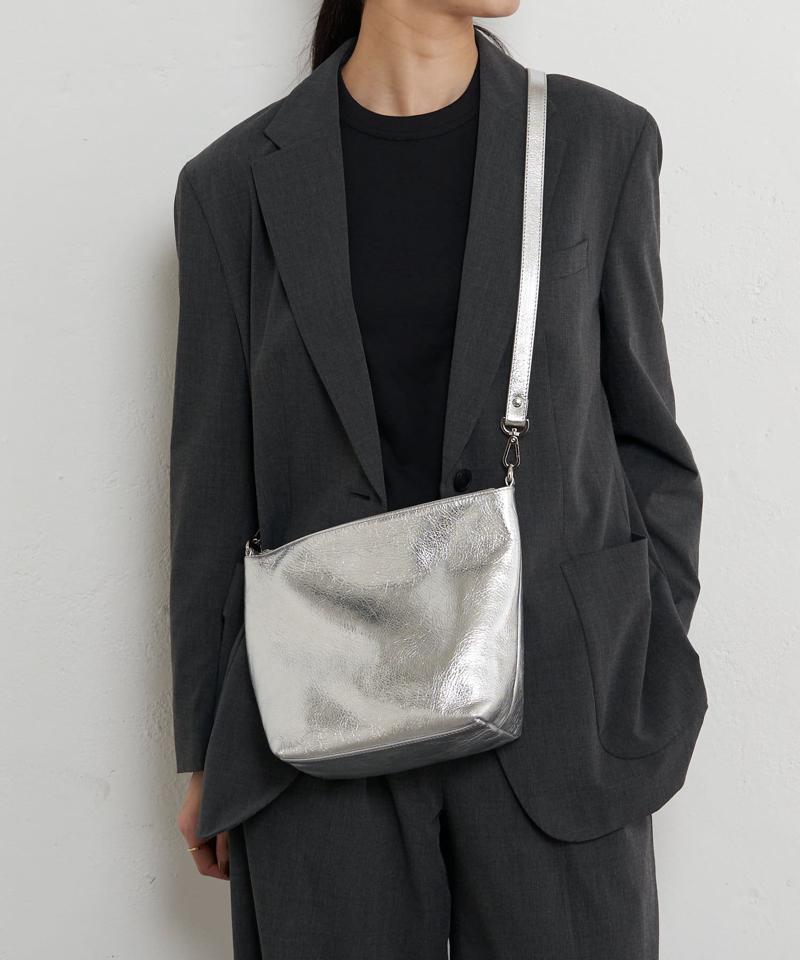 【名品】ソフトレザーシンプルショルダーバッグ［silver］