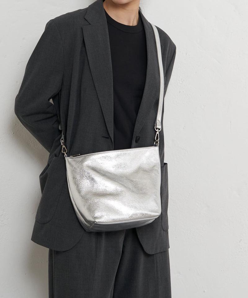 【名品】ソフトレザーシンプルショルダーバッグ［silver］