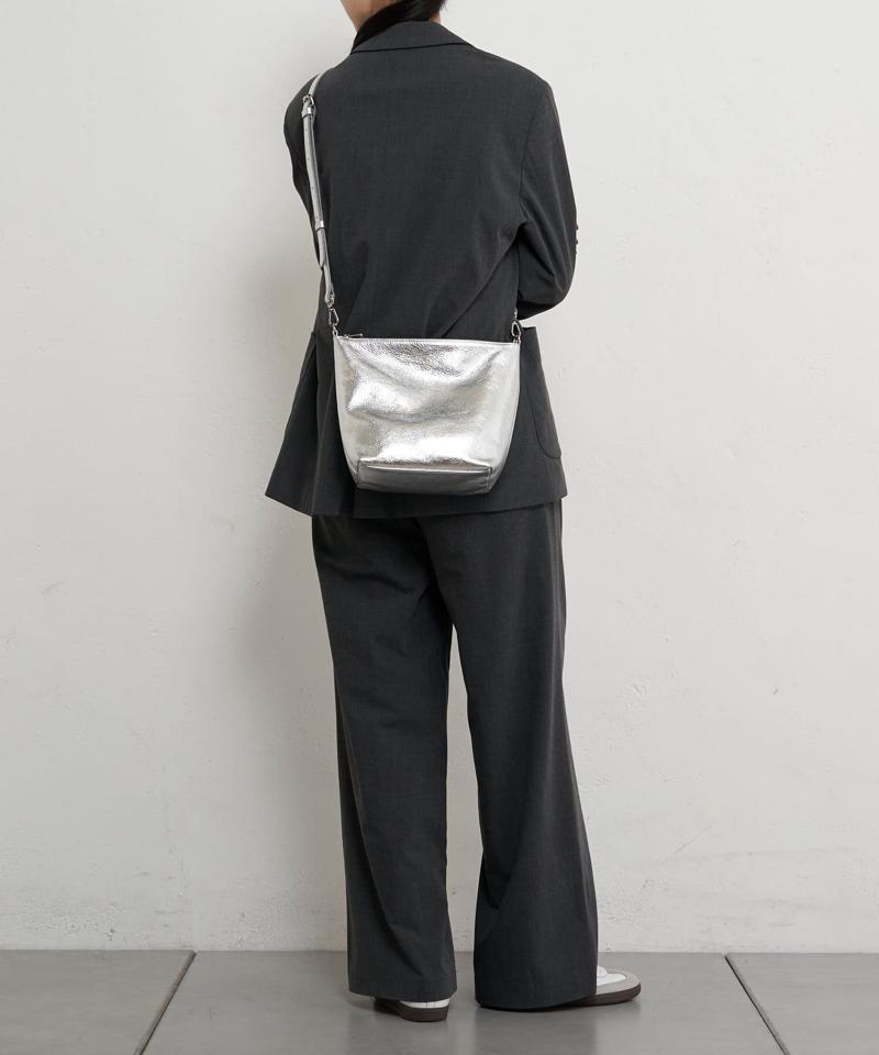 【名品】ソフトレザーシンプルショルダーバッグ［silver］