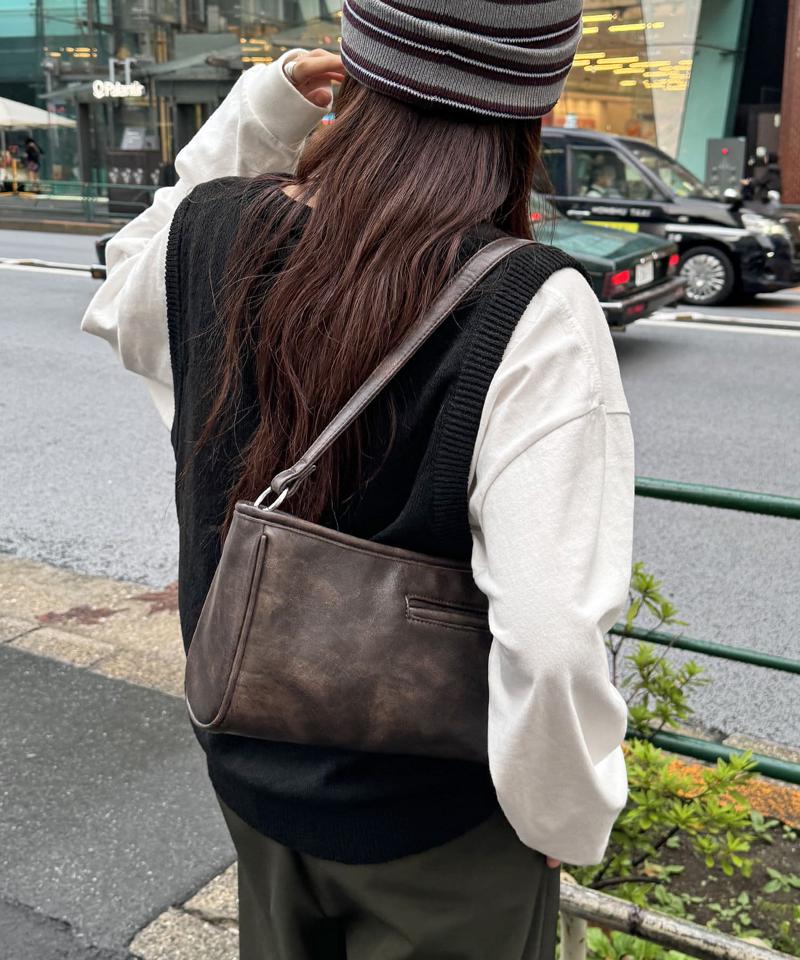 【トレンドライクに決まる◎】オイル調2WAYポケットショルダーバッグ《詳細動画あり》
