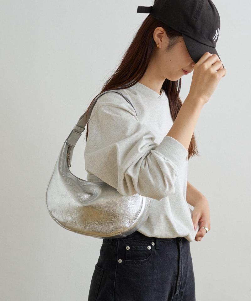 【名品】ソフトレザーラウンドショルダーバッグ［silver］