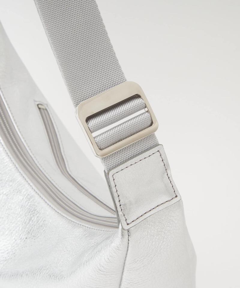【名品】ソフトレザーラウンドショルダーバッグ［silver］