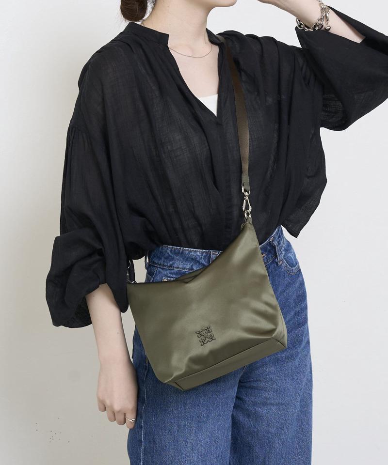 クラウズナイロンシンプルショルダーバッグ