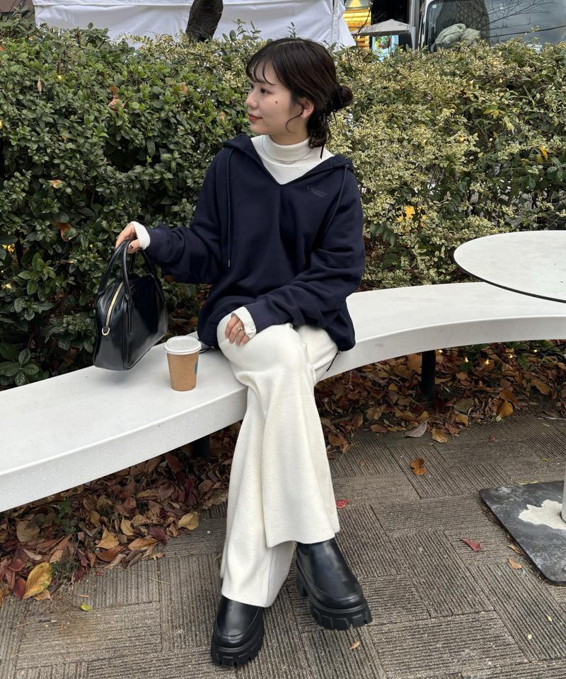 【Vネックで抜け感◎】ワンポイント刺繍フードプルオーバー《ユニセックス》