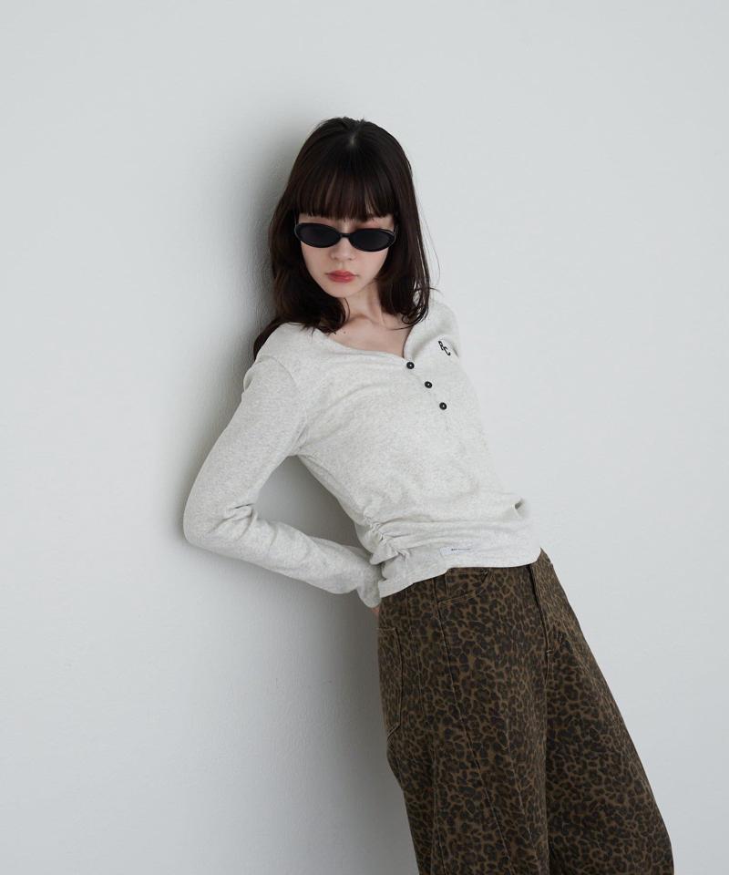 【華奢見えが叶う/追加生産決定】Vネックヘンリー胸刺繍ロングTシャツ