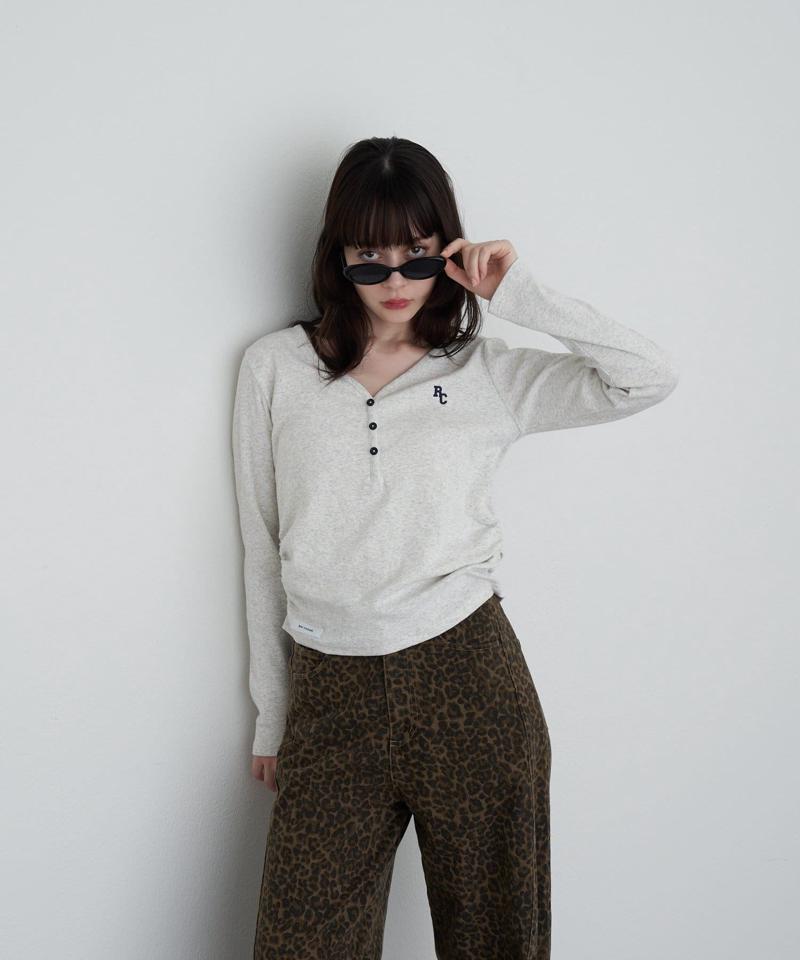 【華奢見えが叶う/追加生産決定】Vネックヘンリー胸刺繍ロングTシャツ