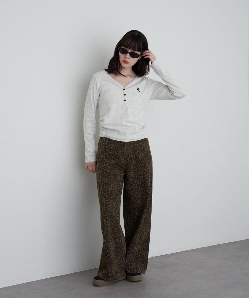 【華奢見えが叶う/追加生産決定】Vネックヘンリー胸刺繍ロングTシャツ