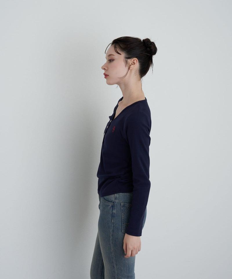 【華奢見えが叶う/追加生産決定】Vネックヘンリー胸刺繍ロングTシャツ