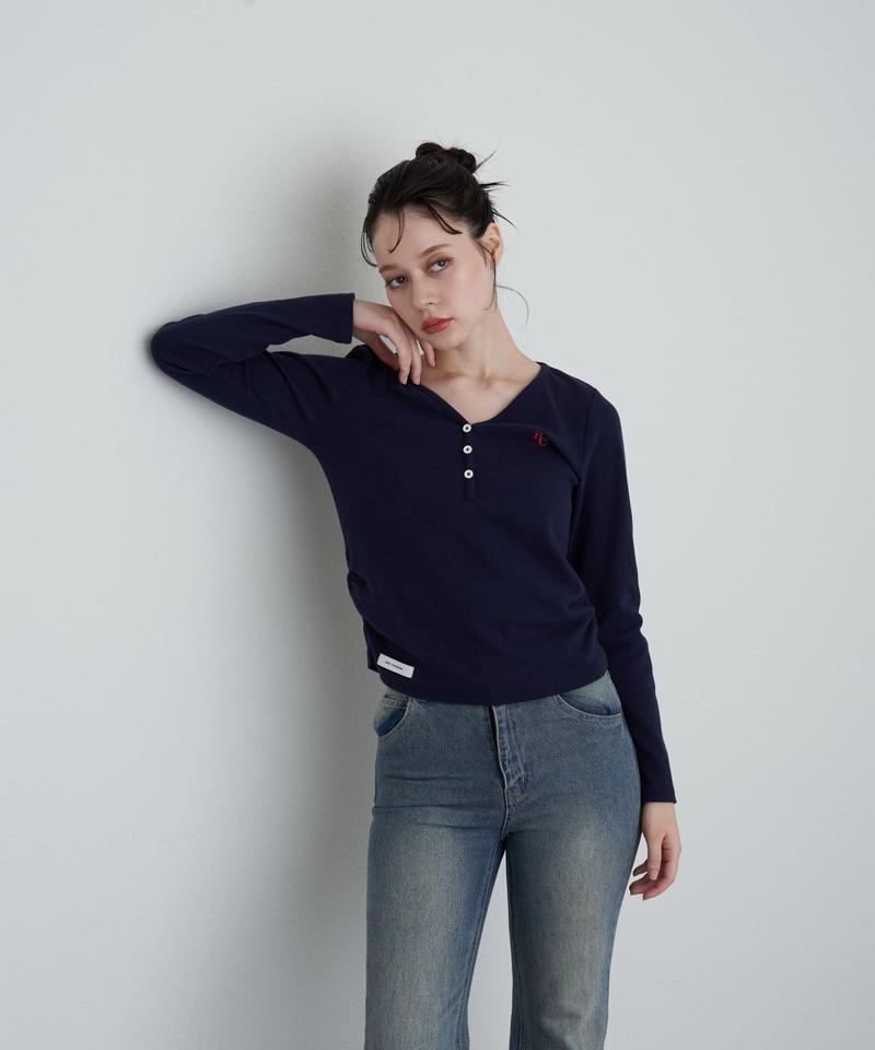 【華奢見えが叶う/追加生産決定】Vネックヘンリー胸刺繍ロングTシャツ