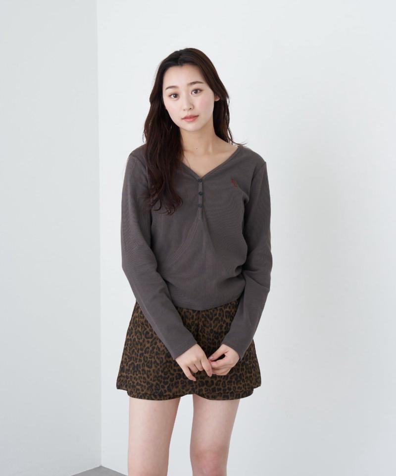 【華奢見えが叶う/追加生産決定】Vネックヘンリー胸刺繍ロングTシャツ