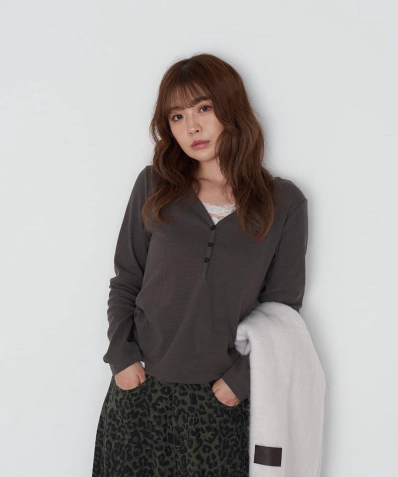 【華奢見えが叶う/追加生産決定】Vネックヘンリー胸刺繍ロングTシャツ