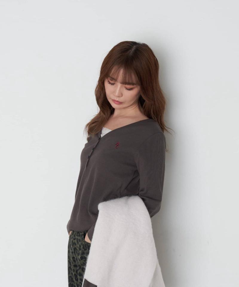 【華奢見えが叶う/追加生産決定】Vネックヘンリー胸刺繍ロングTシャツ