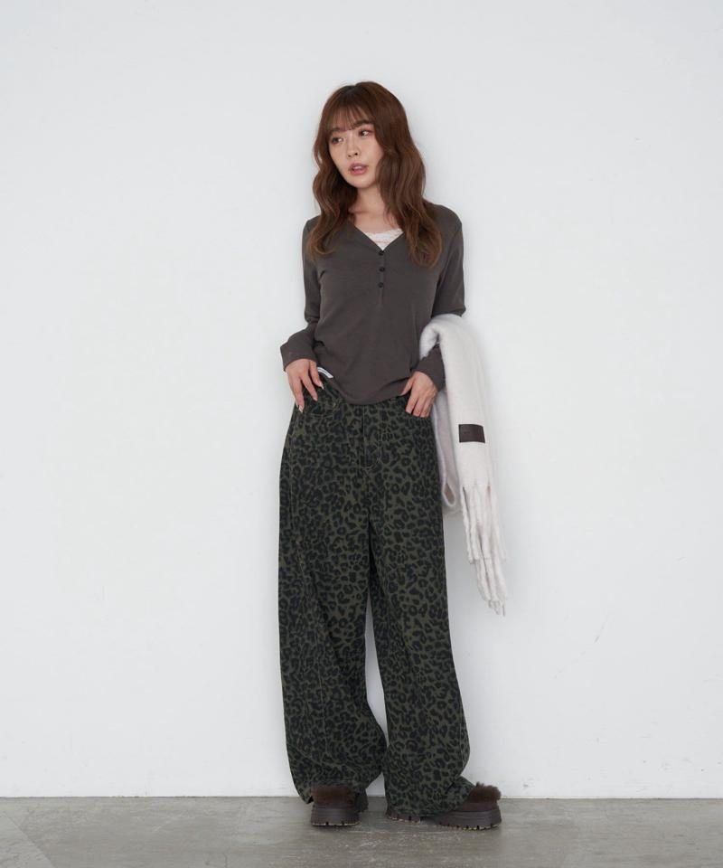 【華奢見えが叶う/追加生産決定】Vネックヘンリー胸刺繍ロングTシャツ