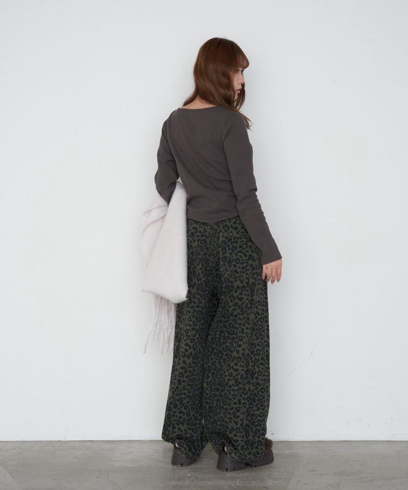 【華奢見えが叶う/追加生産決定】Vネックヘンリー胸刺繍ロングTシャツ