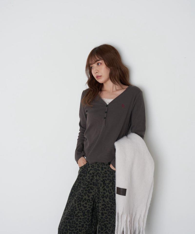 【華奢見えが叶う/追加生産決定】Vネックヘンリー胸刺繍ロングTシャツ