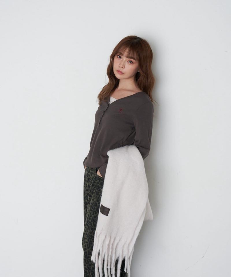 【華奢見えが叶う/追加生産決定】Vネックヘンリー胸刺繍ロングTシャツ