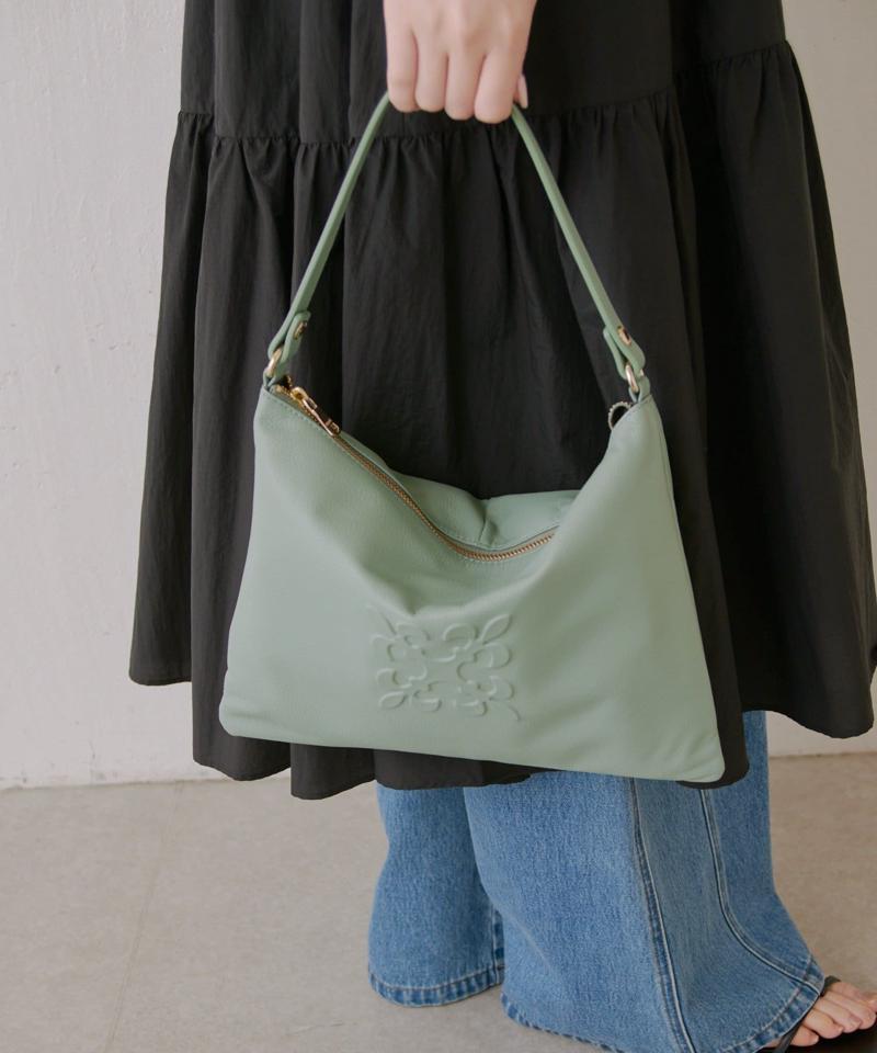 エンボスモノグラムショルダーバッグ