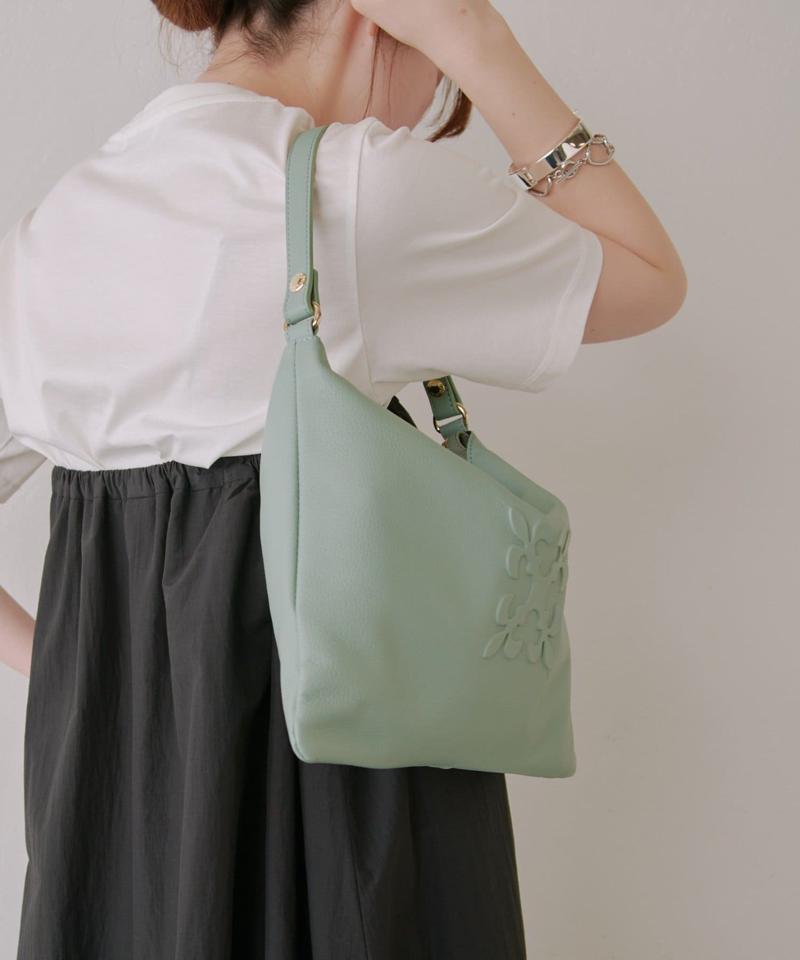 エンボスモノグラムショルダーバッグ