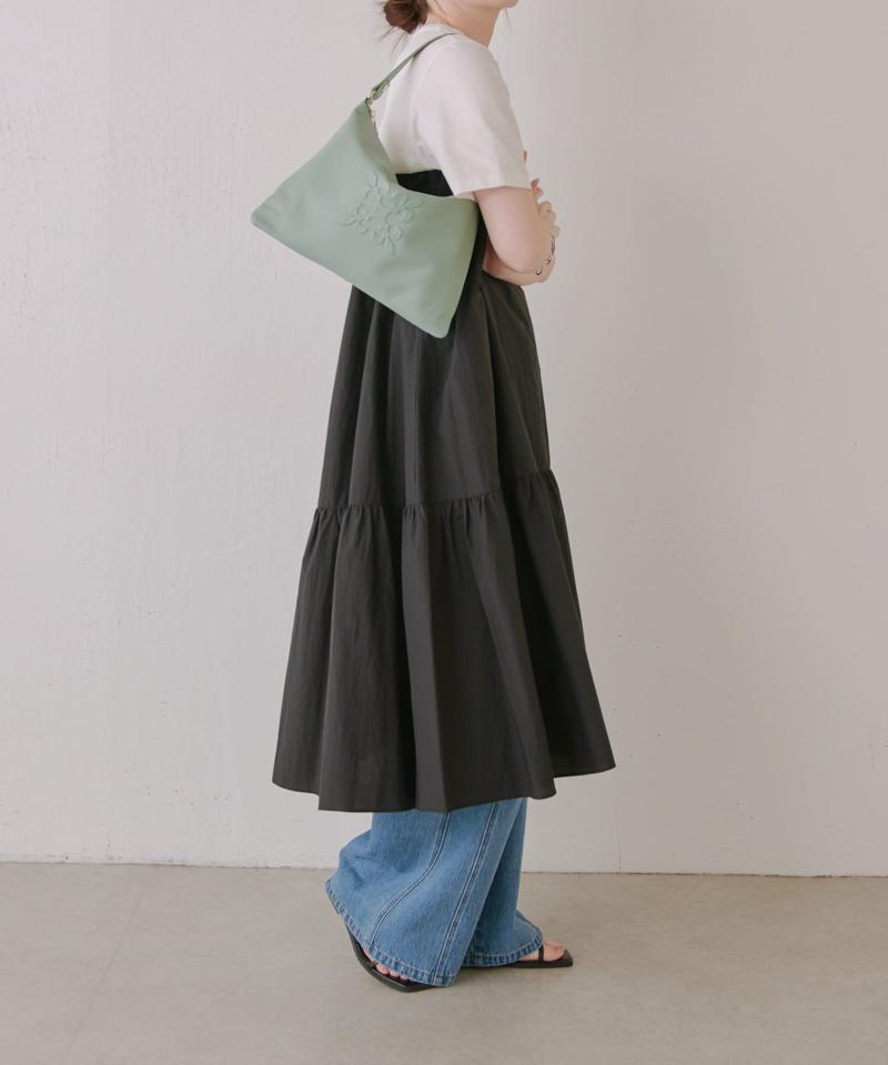 エンボスモノグラムショルダーバッグ